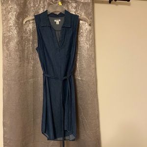 Denim knee-length dress with waist tie